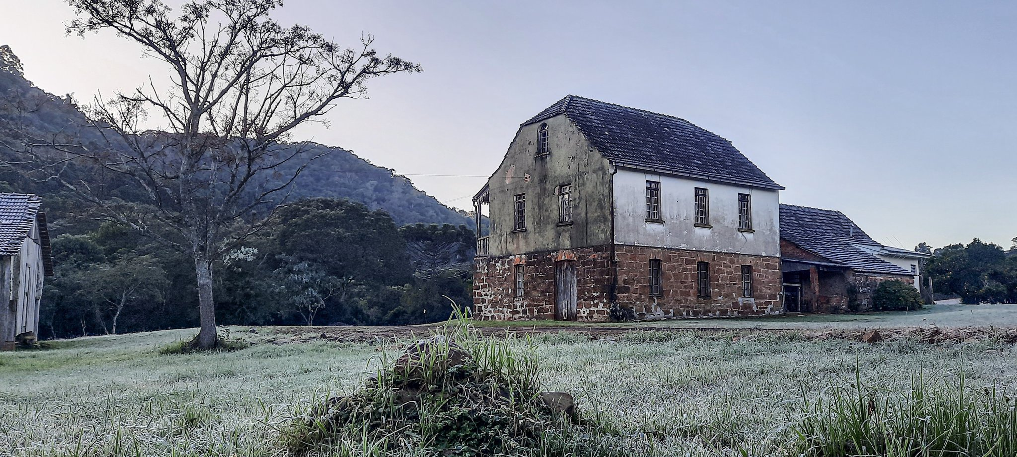 <span class="entry-title-primary">Veja a previsão do tempo dia a dia para esta semana</span> <h2 class="entry-subtitle">A semana irá começar sob o domínio do ar seco e frio com previsão de geada, contudo, a chuva retorna entre quarta e sexta com alerta de volumes altos</h2>