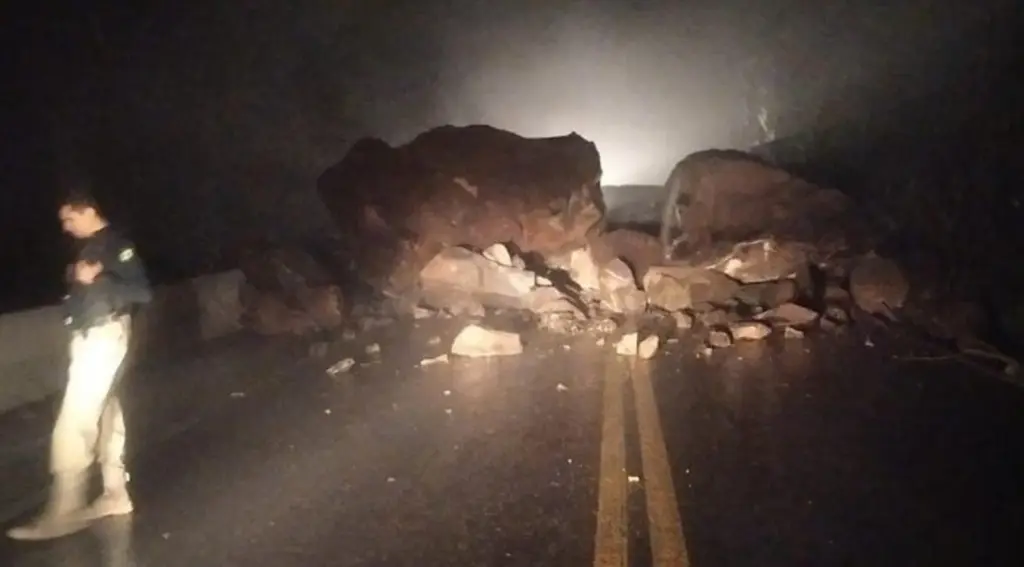 Chuva bloqueia estradas e causa alagamentos na Serra