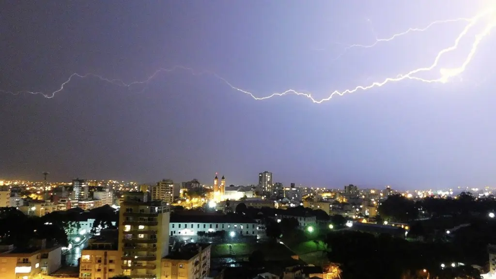 Frente quente trará chuva forte, raios e granizo no início do inverno