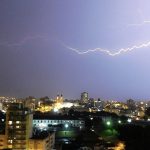 Frente quente trará chuva forte, raios e granizo no início do inverno