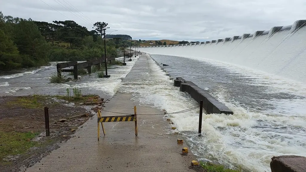 Chuva forte atinge RS e SC, causa alagamentos e há risco de cheias