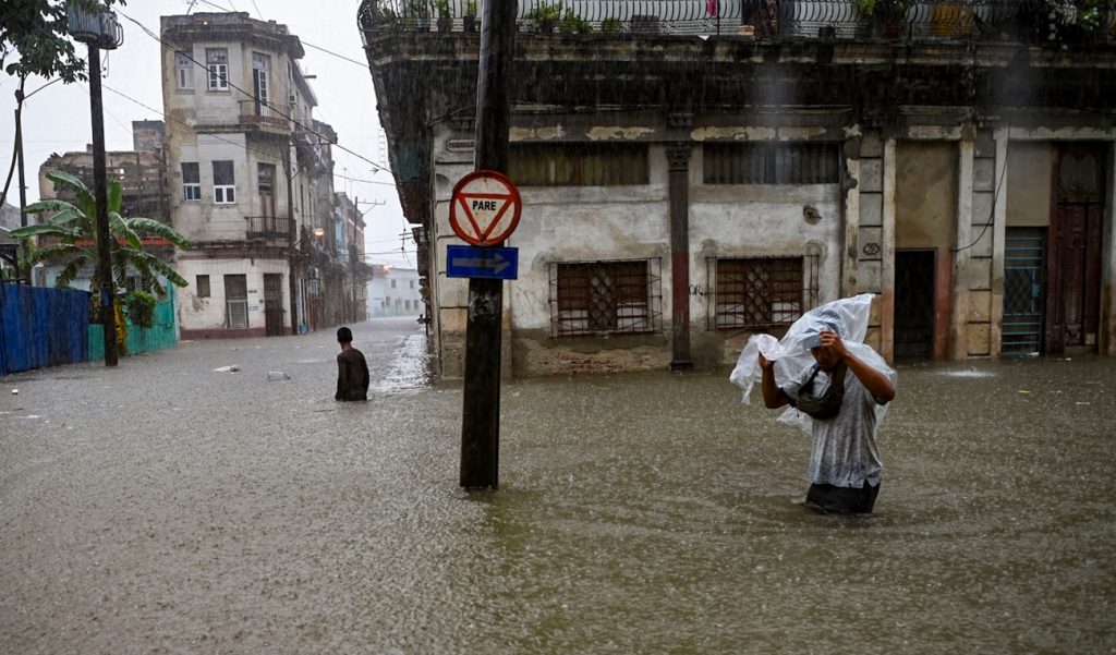 Chuva mata em Cuba e alaga a cidade de Miami