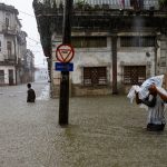 Chuva mata em Cuba e alaga a cidade de Miami