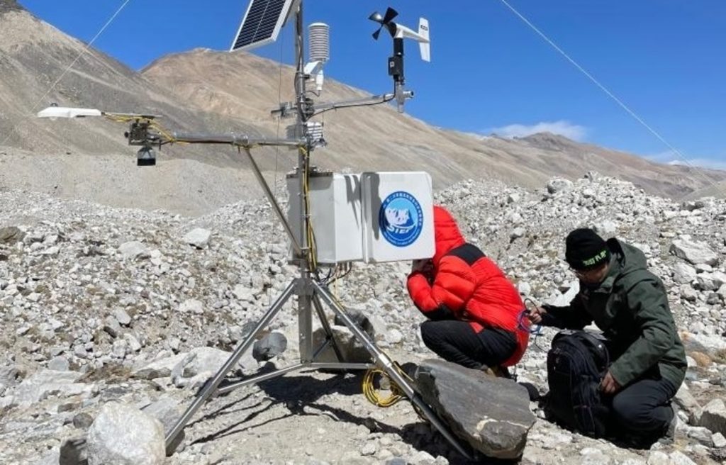 Pico do Everest ganha estação meteorológica no cume