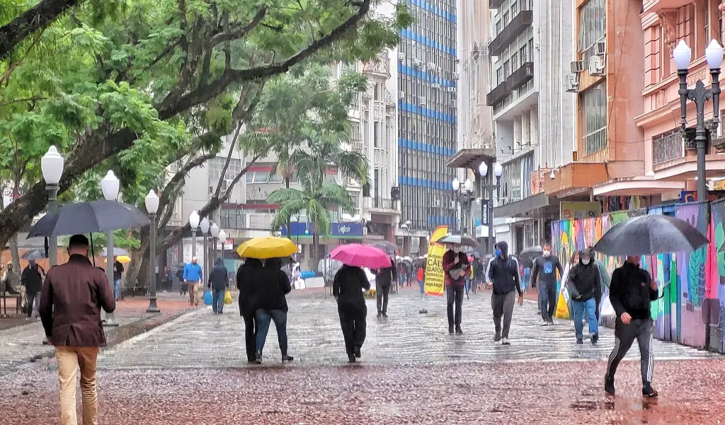 Frente fria avançará com chuva e nova queda de temperatura