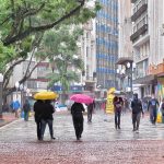 Frente fria avançará com chuva e nova queda de temperatura