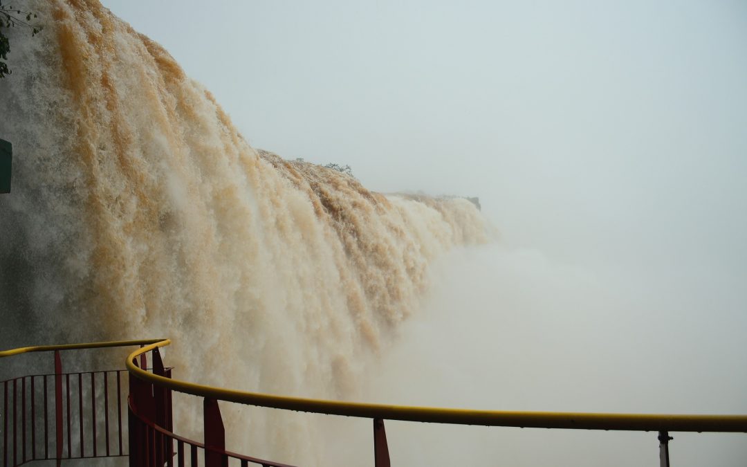 Cataratas do Iguaçu têm maior vazão em meia década Volume muito alto de chuva dos últimos dias elevou muito a vazão das cataratas nos parques argentino e brasileiro em Iguaçu