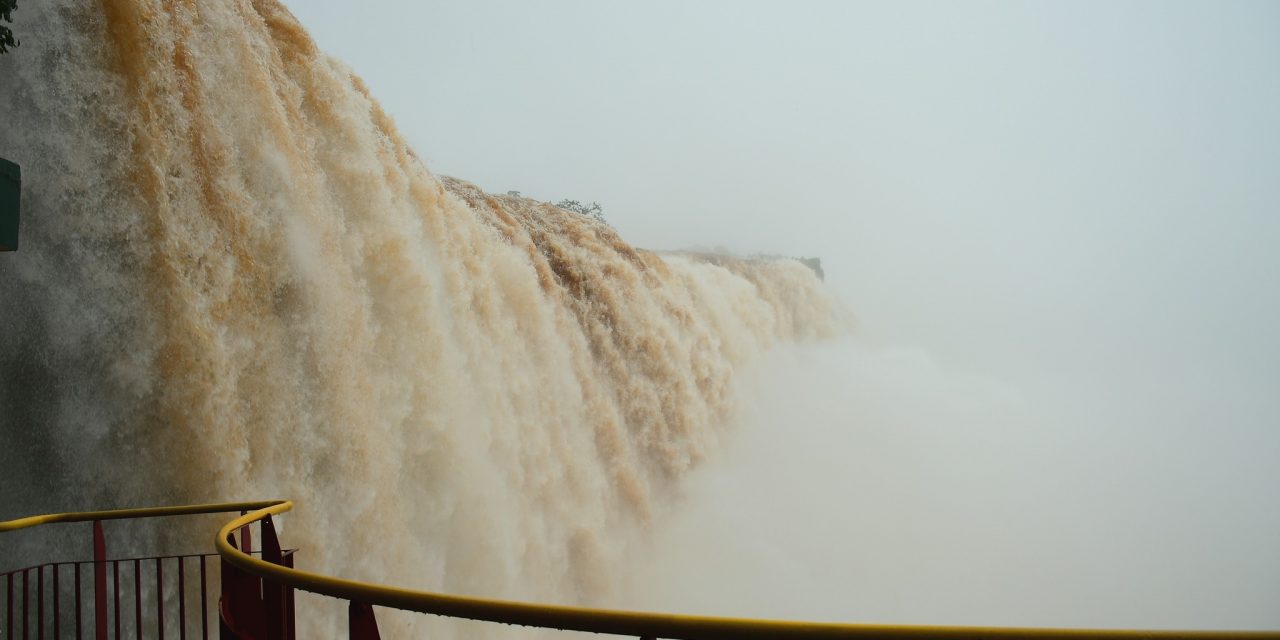 <span class="entry-title-primary">Cataratas do Iguaçu têm maior vazão em meia década</span> <h2 class="entry-subtitle">Volume muito alto de chuva dos últimos dias elevou muito a vazão das cataratas nos parques argentino e brasileiro em Iguaçu</h2>