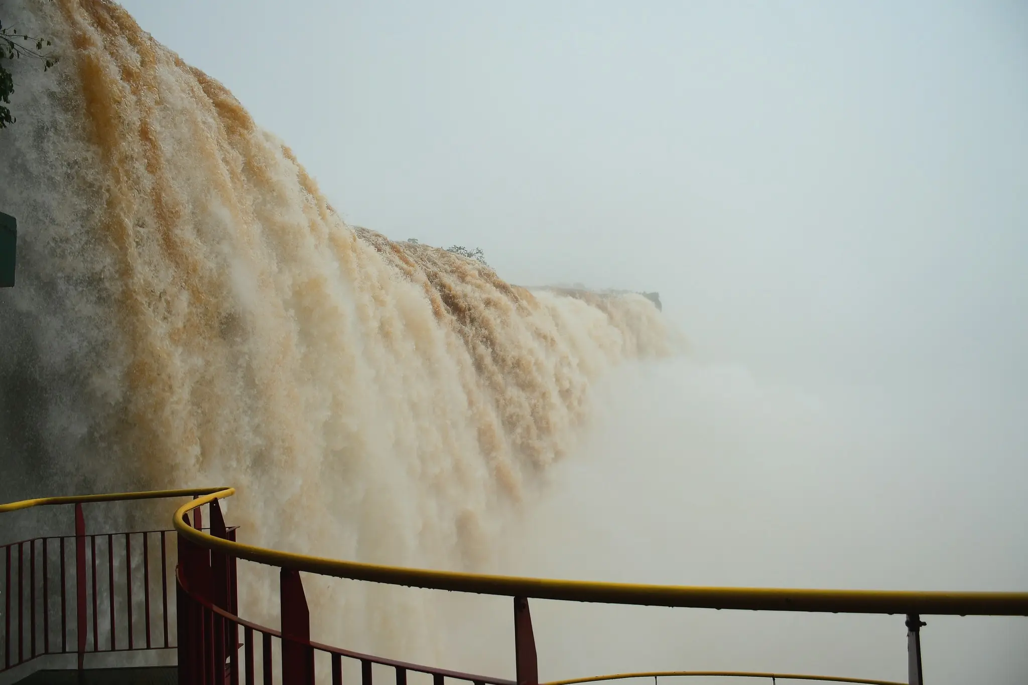 <span class="entry-title-primary">Cataratas do Iguaçu têm maior vazão em meia década</span> <h2 class="entry-subtitle">Volume muito alto de chuva dos últimos dias elevou muito a vazão das cataratas nos parques argentino e brasileiro em Iguaçu</h2>
