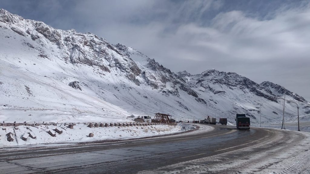Inverno começa com muito frio e neve na Argentina