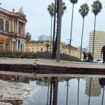 Chuva, garoa, raios, granizo, muitas nuvens e elevada umidade