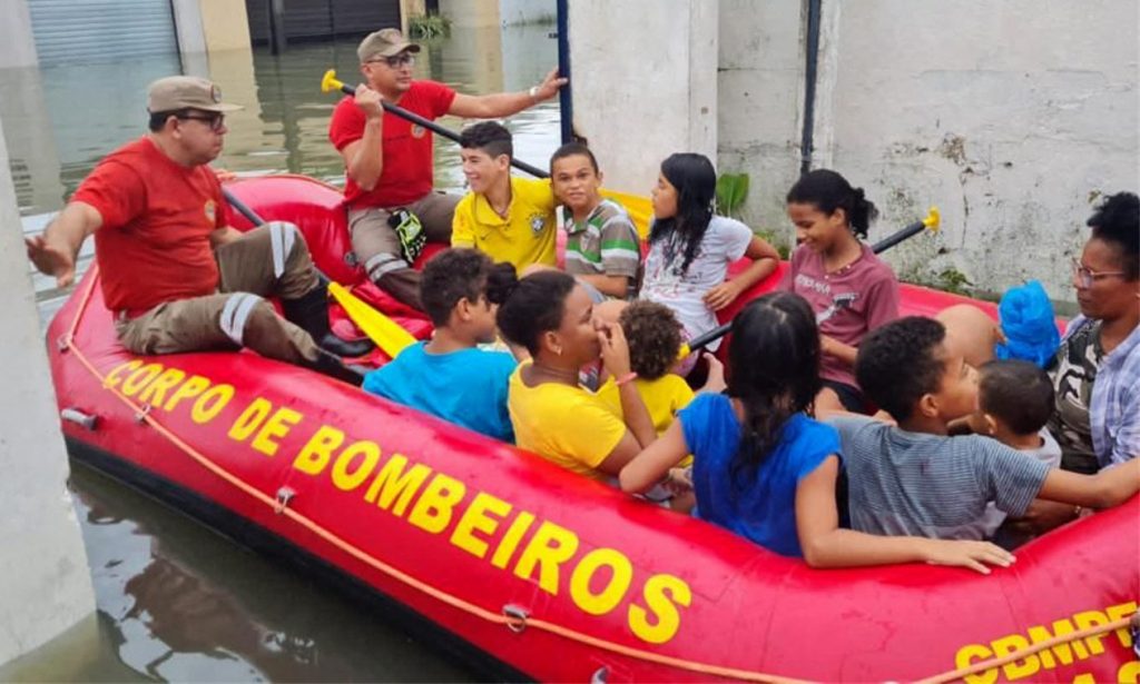 Chuva volta a castigar o Grande Recife com alagamentos
