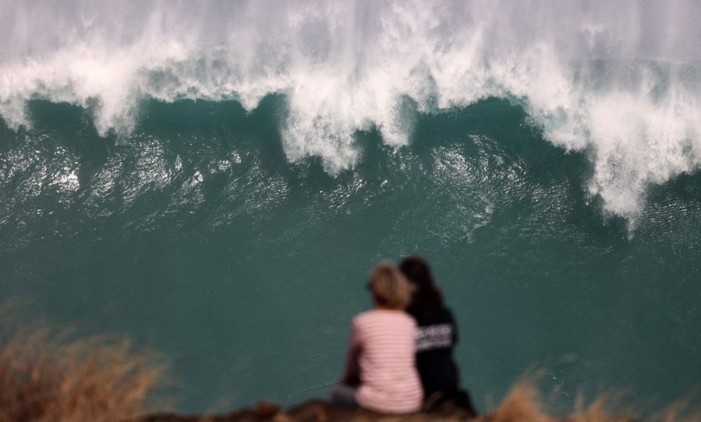 Ondas gigantes atingem ilha no Oceano Índico