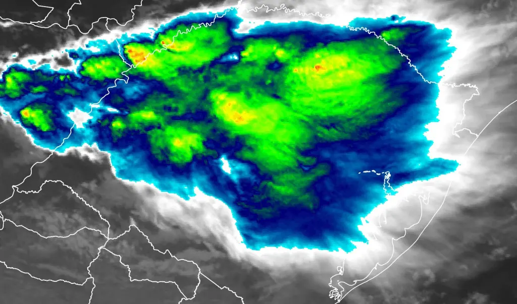 Chuva avança com raios e alto risco de fortes tempestades