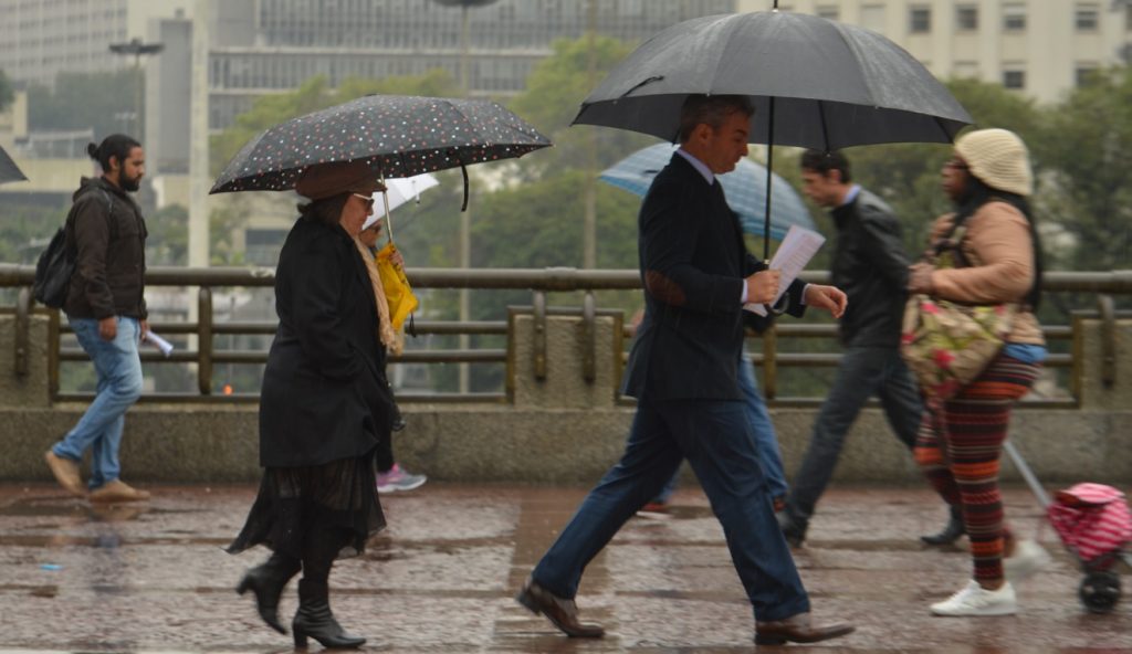 Frente fria trará vários dias seguidos com chuva em São Paulo