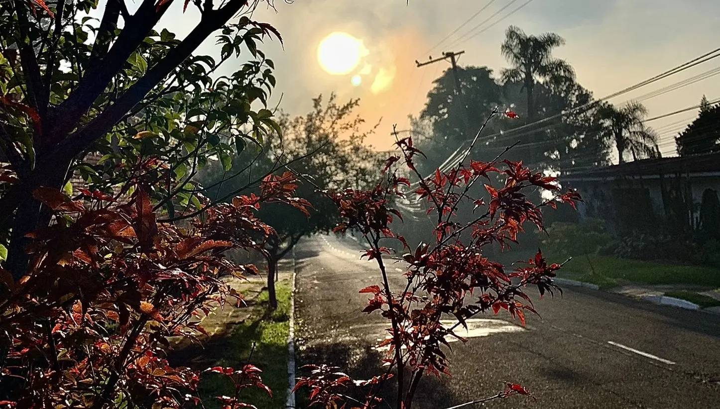 <span class="entry-title-primary">Fim de semana começa com sol e vai terminar com chuva</span> <h2 class="entry-subtitle">Massa de ar frio começa a perder força e temperatura durante a tarde será mais agradável com aumento de nebulosidade e chuva amanhã</h2>