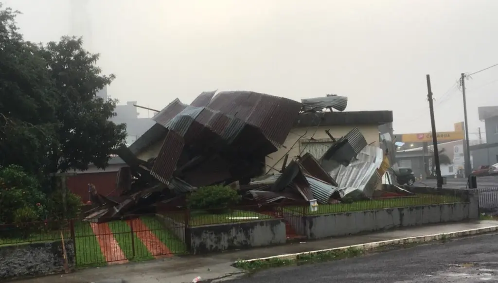 Vendavais intensos e granizo grande trazem estragos e emergência