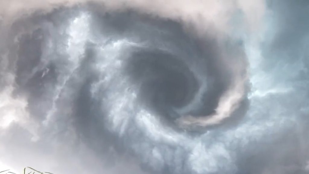 Estudante faz raro registro em vídeo sob a “boca” de tornado