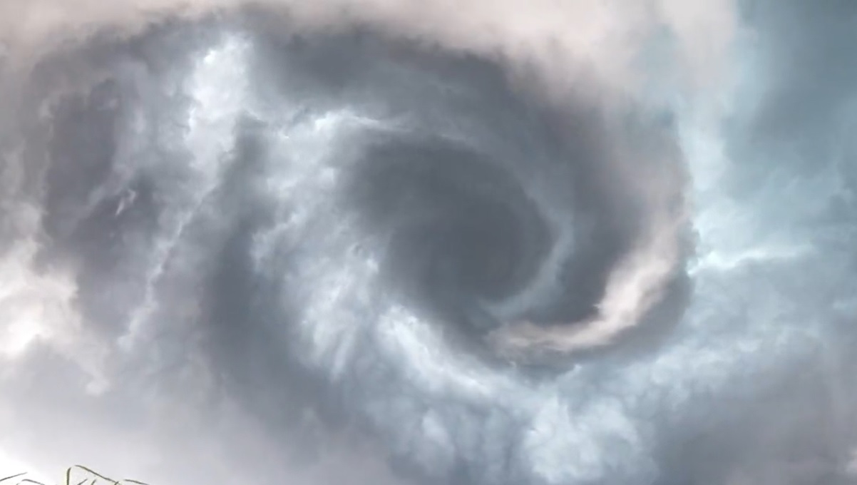 <span class="entry-title-primary">Estudante faz raro registro em vídeo sob a “boca” de tornado</span> <h2 class="entry-subtitle">Tornados atingiram ontem a baía de Tampa, no estado norte-americano da Flórida, e causaram pequenos estragos na área</h2>