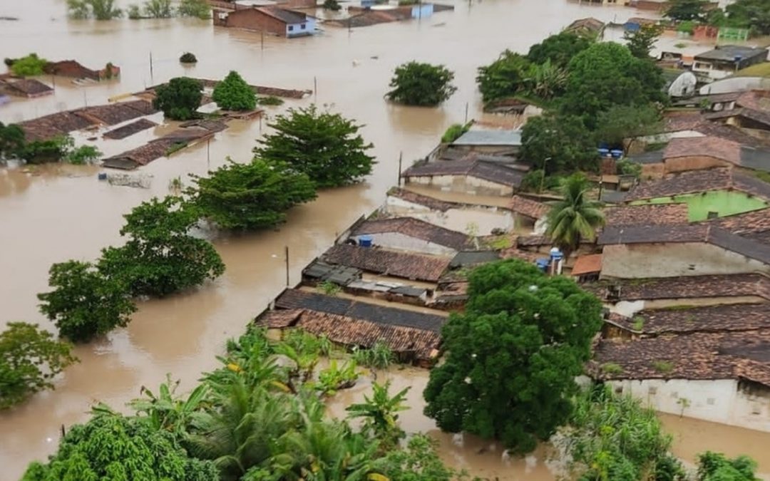 Chuva castiga Alagoas e causa emergência em dezenas de cidades Vários municípios alagoanos estão inundados e alguns isolados por queda de postes e enchentes na Zona da Mata
