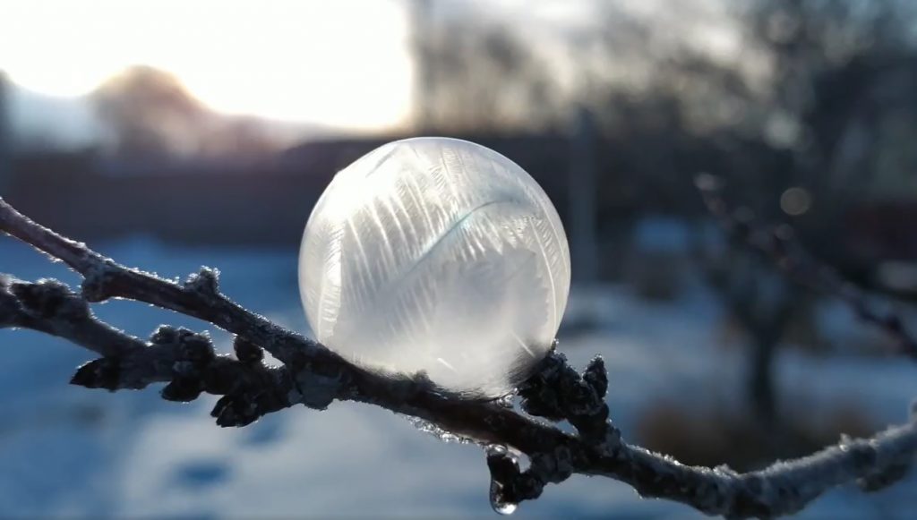 Vídeo mostra bolha congelando em segundos com frio na Argentina