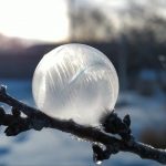 Vídeo mostra bolha congelando em segundos com frio na Argentina