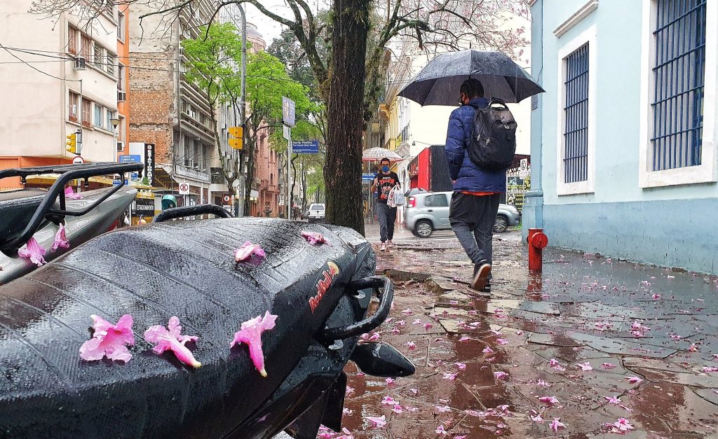 Chuva continua forte hoje e amanhã em diversas regiões
