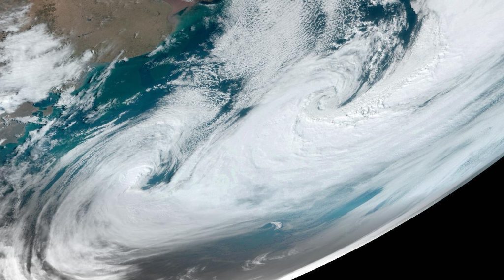 Dobradinha de ciclones no Atlântico leva ar frio ao Brasil