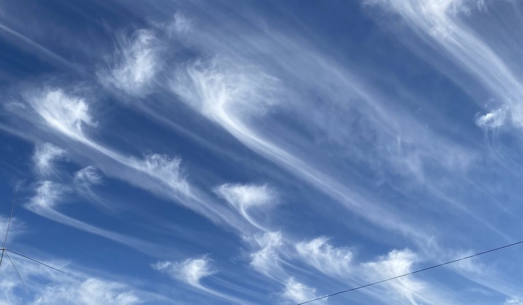Vento de 200 km/h em altitude traz show de Cirrus no céu