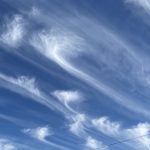 Vento de 200 km/h em altitude traz show de Cirrus no céu