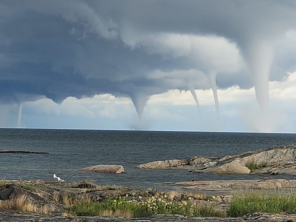 Sete trombas d´água simultâneas se formam sobre o mar