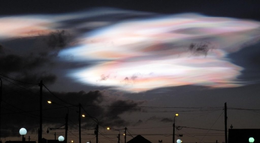 Nuvens de ácido e gelo brilham no céu da Argentina