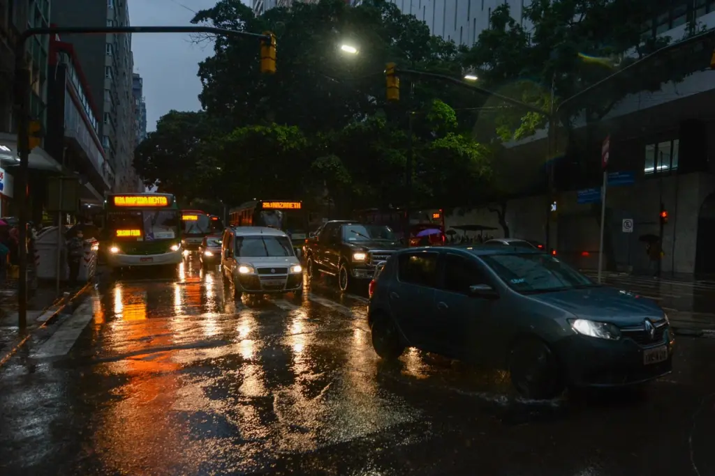Chuva segue e risco de granizo aumenta