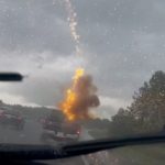 Vídeo registra raio atingindo camionete durante temporal