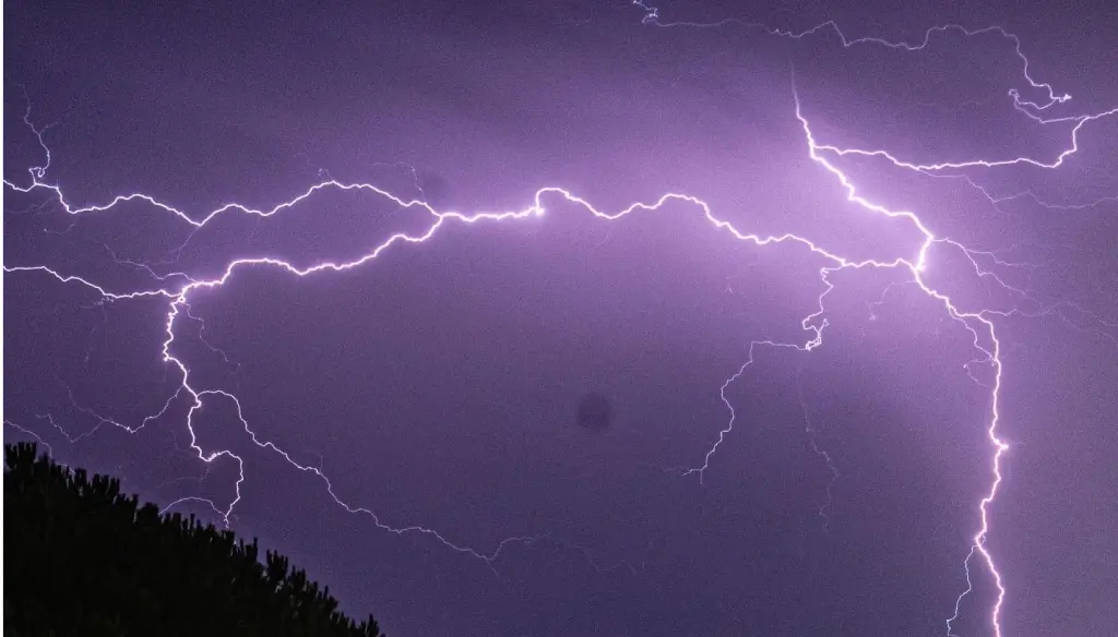 Áreas de tempestade se formam na fronteira com ar quente e úmido