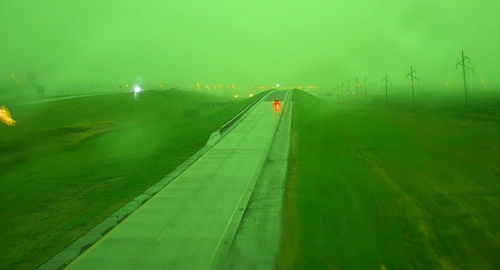 Tempestade assusta ao deixar o céu muito verde