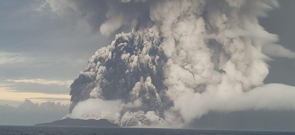 As novas descobertas sobre a gigantesca erupção de Tonga
