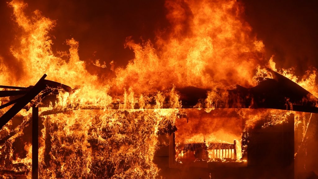 Milhares de bombeiros enfrentam maior incêndio do ano nos EUA