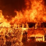 Milhares de bombeiros enfrentam maior incêndio do ano nos EUA