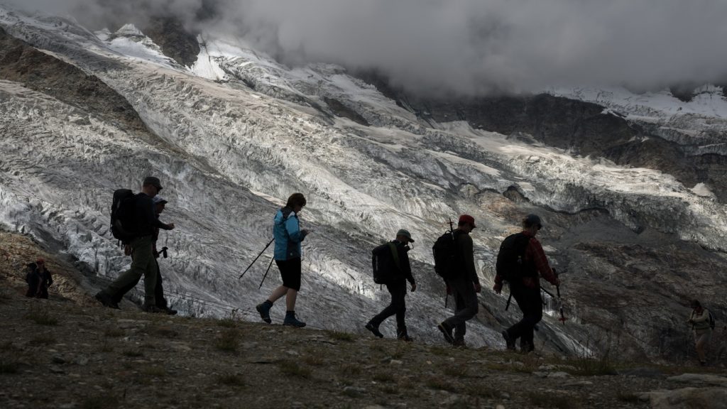 Degelo acelerado nos Alpes coloca turistas em risco