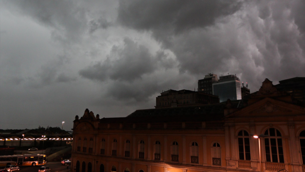 Primeira de duas frentes frias traz chuva e risco de temporais