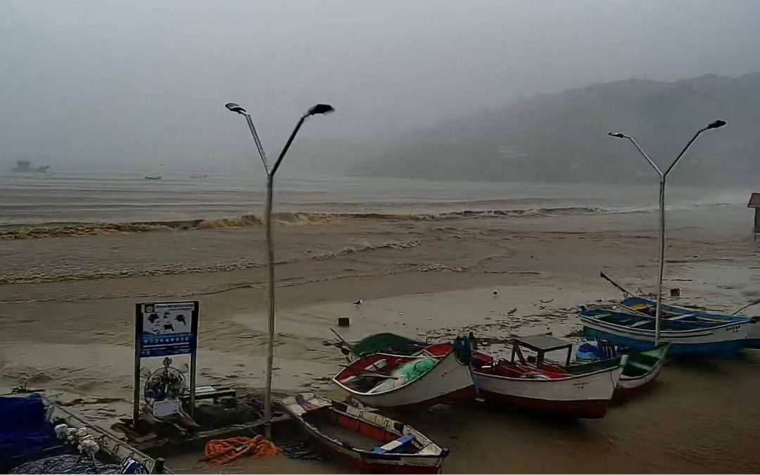 Chuva de 200 mm a 400 mm castiga Santa Catarina Volumes extremamente altos de chuva estão sendo registrados em Santa Catarina que se somam à precipitação volumosa do início da semana