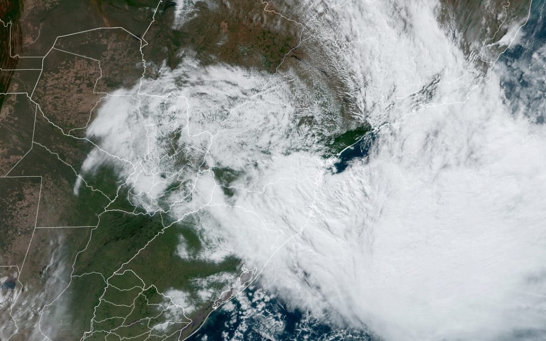 Veja as cidades na rota do vento forte a intenso do ciclone Ciclone extratropical se formou nesta quarta-feira entre os litorais de Santa Catarina, Paraná e São Paulo com muita chuva e ventania