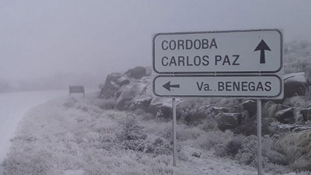 Neve pinta de branco a paisagem no Centro da Argentina