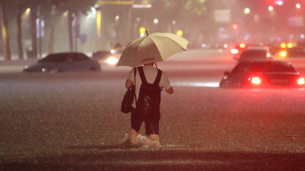 Chuva causa tragédia em Seul e revive cenas do filme Parasita