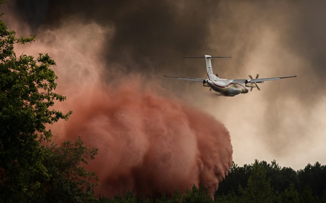 França registra maiores emissões por incêndios florestais desde 2003 Verão extremamente seco e quente contribuiu para os incêndios e o governo de Paris pede ajuda a outros países