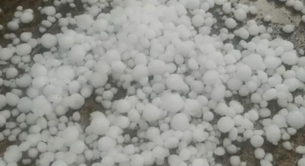 Frente quente se forma com chuva forte, raios e granizo