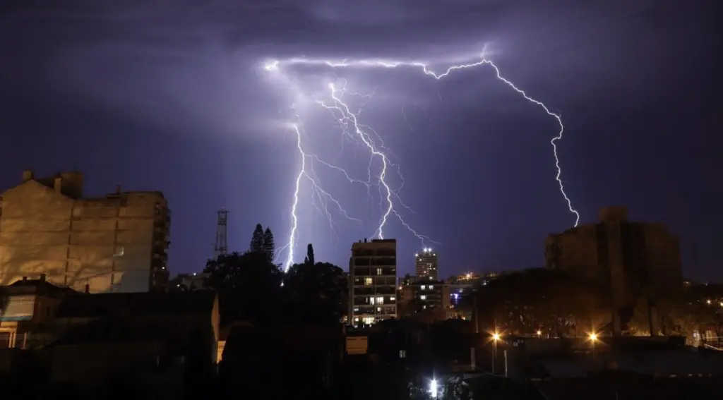 Frente fria avançará com chuva, raios e declínio de temperatura