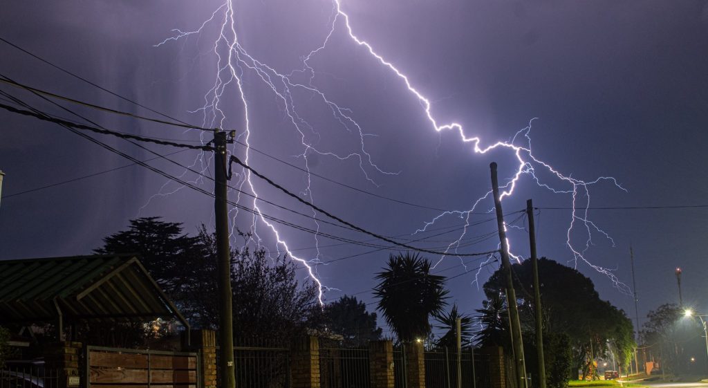 Frente fria traz temporais no Uruguai e chegará com raios e vento