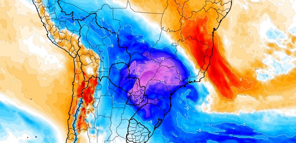 Grande massa de ar frio avança pelo Brasil com ciclone na costa